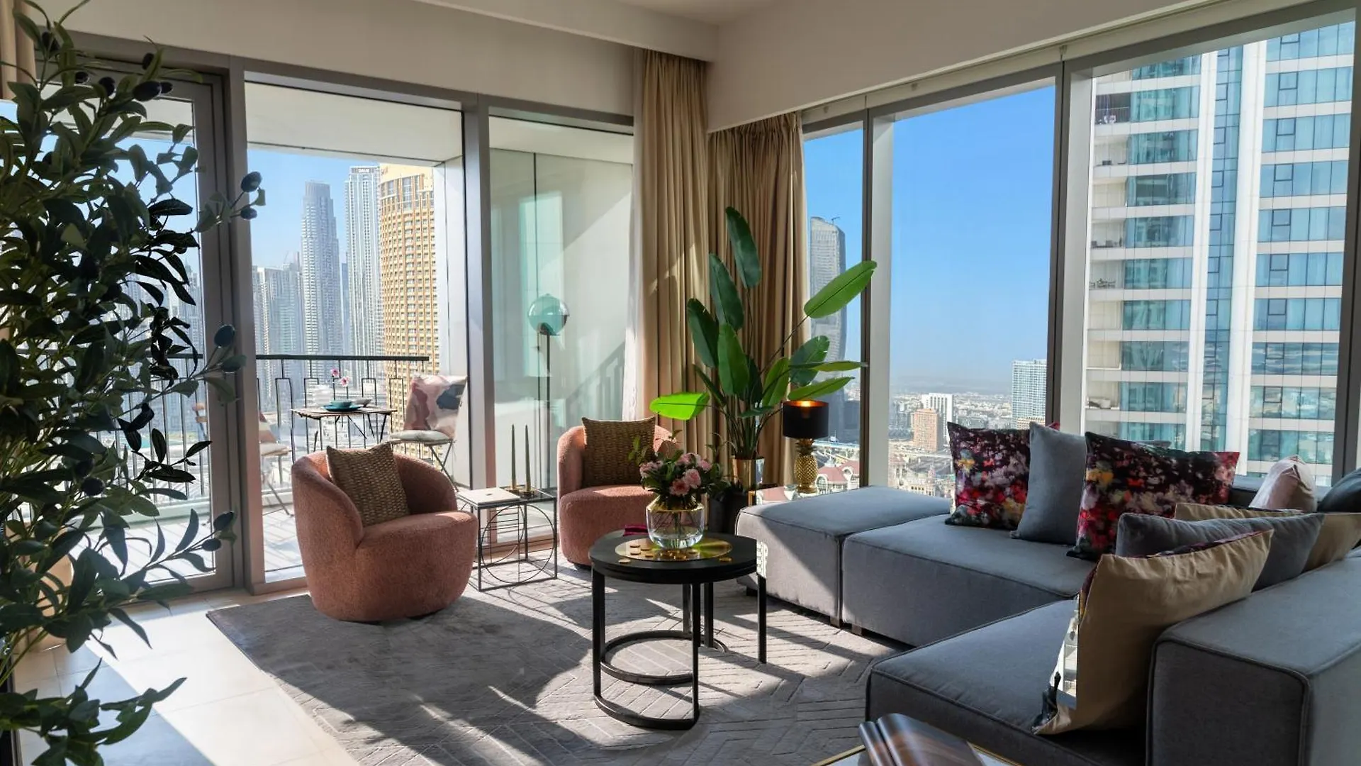 Burj Khalifa Lifestyle Boost! Fabulous 4Bed Open View Corner Suite Plus Dubai Mall Access Apartment
